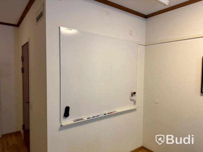 9st skinnstolar BoConcept, konferensbord, whiteboard, matta, garderob, vägghängd Samsung TV 32 tum, gardiner