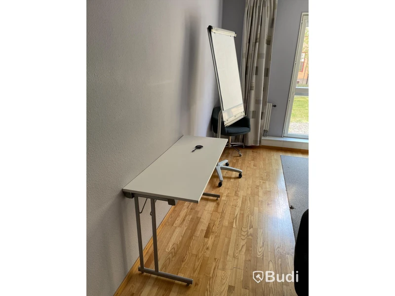 9st konferensstolar Johansson Design på hjul, konferensbord, Sony 65 tums TV, blädderblock på stativ, avlastningsbord, matta, gardiner