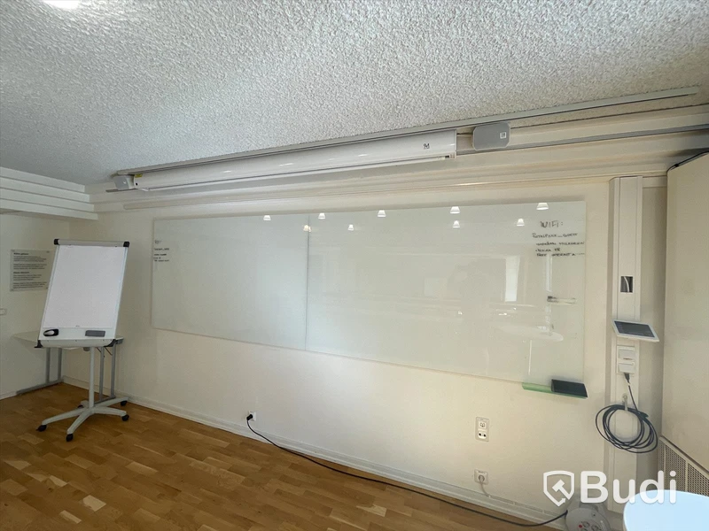 18 bord, 9 vita bord, 10st grå stolar efg, Ståbord, 19st lila stolar efg, blädderblock på hjul, 2st whiteboards, Gardiner, draperier, klädställning