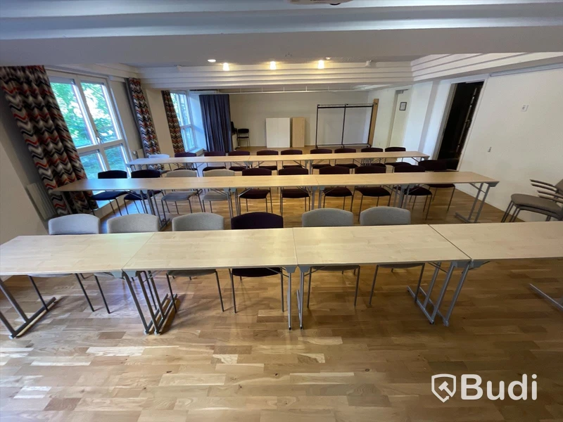 18 bord, 9 vita bord, 10st grå stolar efg, Ståbord, 19st lila stolar efg, blädderblock på hjul, 2st whiteboards, Gardiner, draperier, klädställning