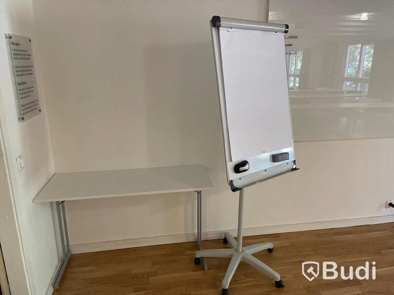 18 bord, 9 vita bord, 10st grå stolar efg, Ståbord, 19st lila stolar efg, blädderblock på hjul, 2st whiteboards, Gardiner, draperier, klädställning