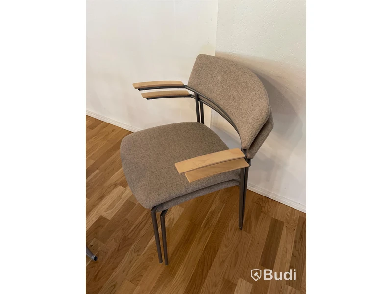 18 bord, 9 vita bord, 10st grå stolar efg, Ståbord, 19st lila stolar efg, blädderblock på hjul, 2st whiteboards, Gardiner, draperier, klädställning