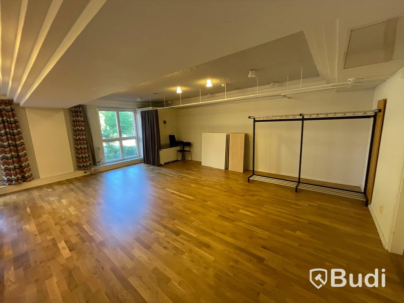 18 bord, 9 vita bord, 10st grå stolar efg, Ståbord, 19st lila stolar efg, blädderblock på hjul, 2st whiteboards, Gardiner, draperier, klädställning