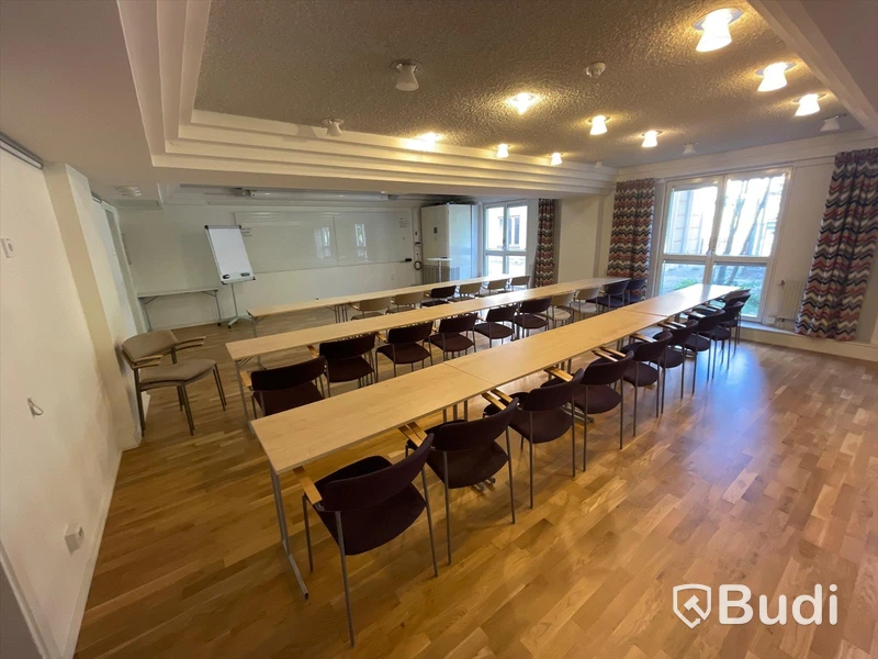 18 bord, 9 vita bord, 10st grå stolar efg, Ståbord, 19st lila stolar efg, blädderblock på hjul, 2st whiteboards, Gardiner, draperier, klädställning