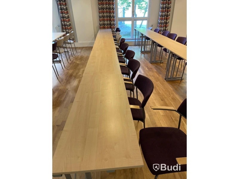 18 bord, 9 vita bord, 10st grå stolar efg, Ståbord, 19st lila stolar efg, blädderblock på hjul, 2st whiteboards, Gardiner, draperier, klädställning