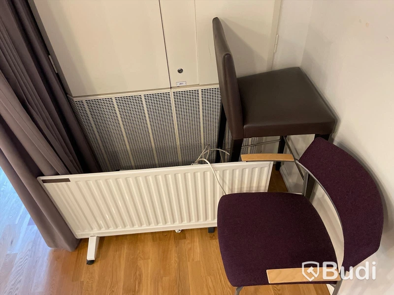 18 bord, 9 vita bord, 10st grå stolar efg, Ståbord, 19st lila stolar efg, blädderblock på hjul, 2st whiteboards, Gardiner, draperier, klädställning