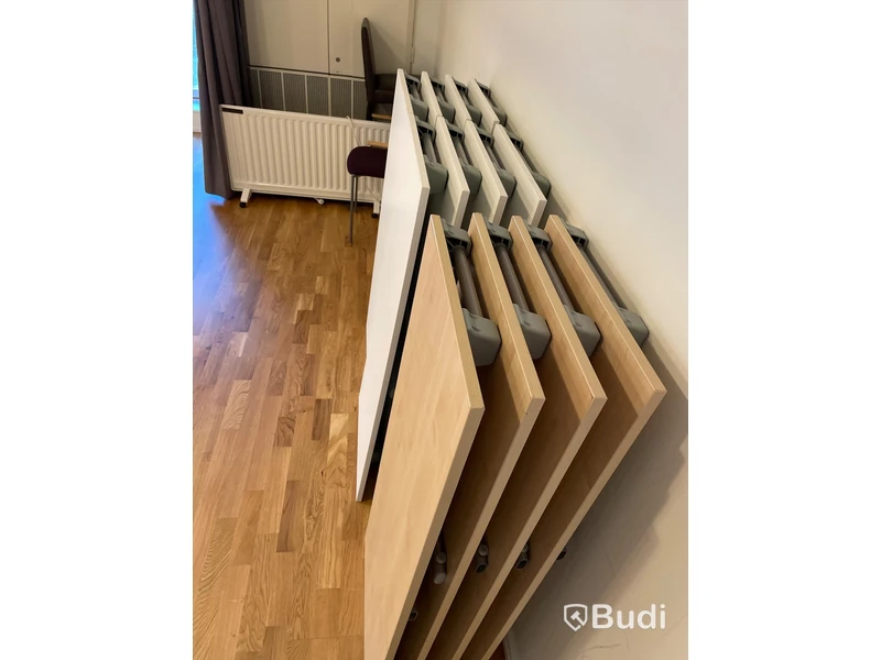 18 bord, 9 vita bord, 10st grå stolar efg, Ståbord, 19st lila stolar efg, blädderblock på hjul, 2st whiteboards, Gardiner, draperier, klädställning
