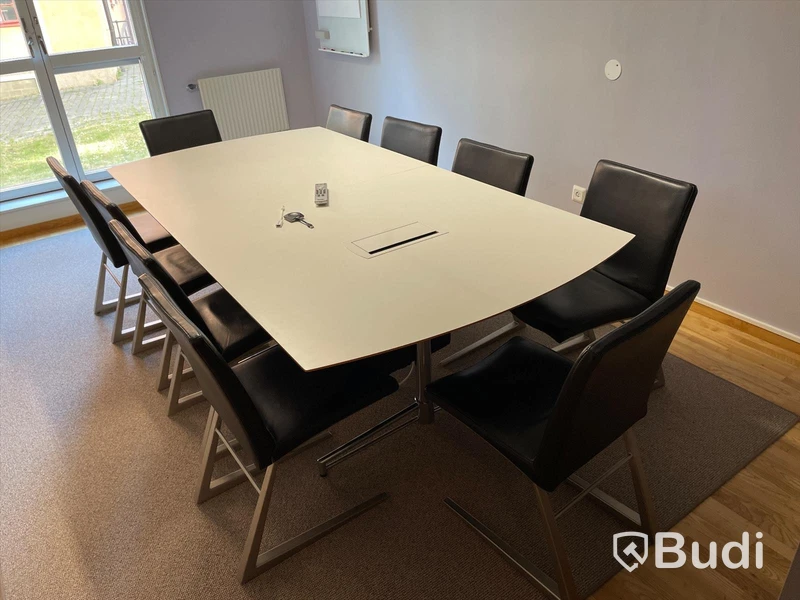 10st skinnstolar BoConcept, konferensbord, matta, Sony 65 tums TV, Vägghängd blädderblocksstativ, Jalusiskåp Lanab design, Gardiner