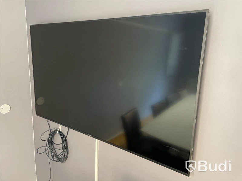 10st skinnstolar BoConcept, konferensbord, matta, Sony 65 tums TV, Vägghängd blädderblocksstativ, Jalusiskåp Lanab design, Gardiner