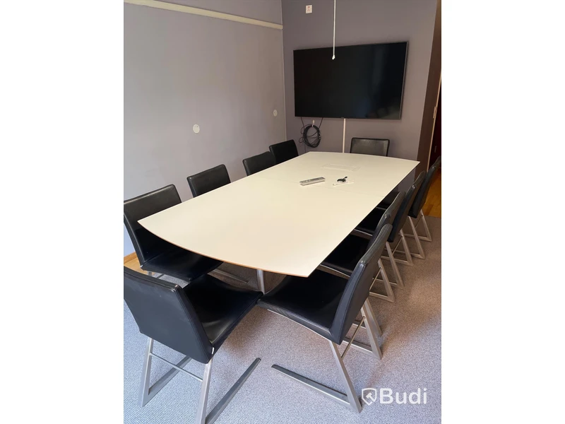 10st skinnstolar BoConcept, konferensbord, matta, Sony 65 tums TV, Vägghängd blädderblocksstativ, Jalusiskåp Lanab design, Gardiner