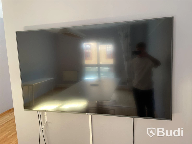 Konferensbord,  Sony 65 tums TV, avlastningsbord, gardiner
