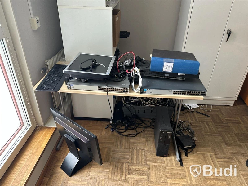 Div utrangerad IT-utrustning (Switchar, skärmar, tangentbord)