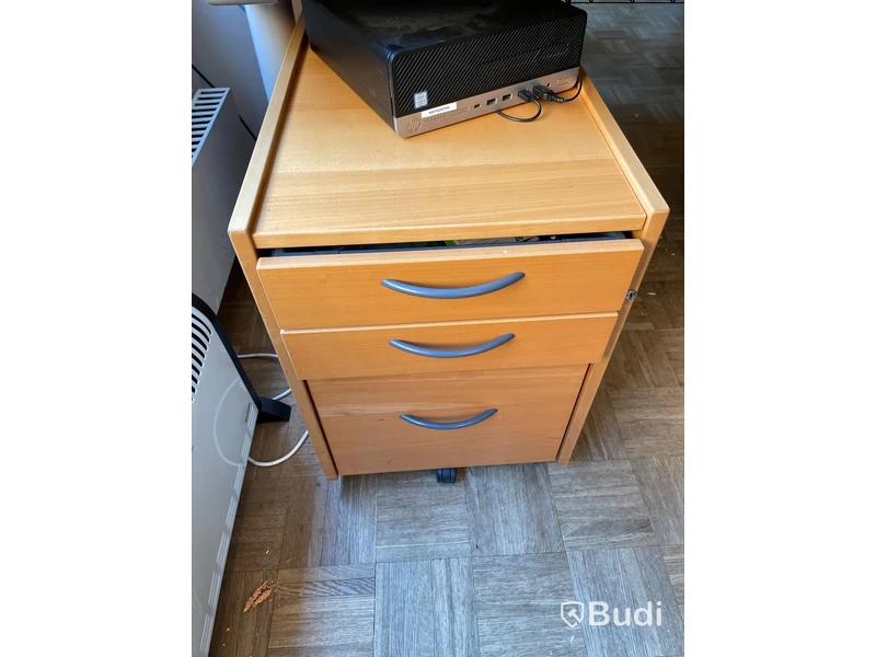 Skrivbord IKEA samt kontorsstol