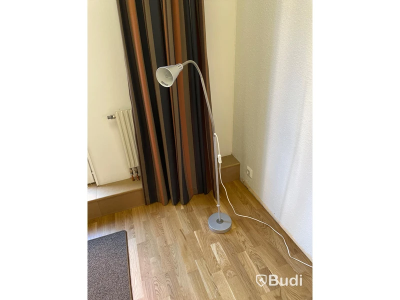 4st Bord, 3st Stolar i skinn och stål BoConcept, Matta, Samsung Tv 32 tum, Gardiner, Whiteboard, Hyllor