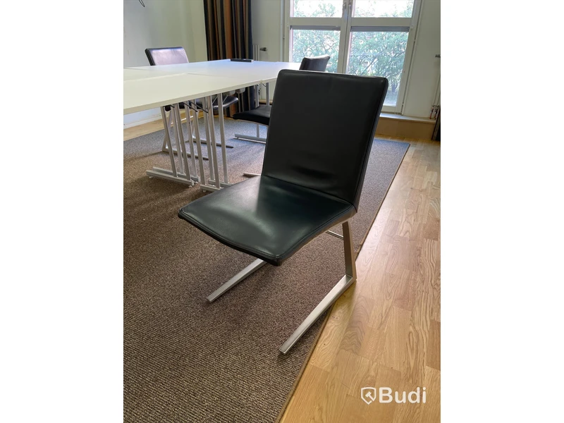 4st Bord, 3st Stolar i skinn och stål BoConcept, Matta, Samsung Tv 32 tum, Gardiner, Whiteboard, Hyllor