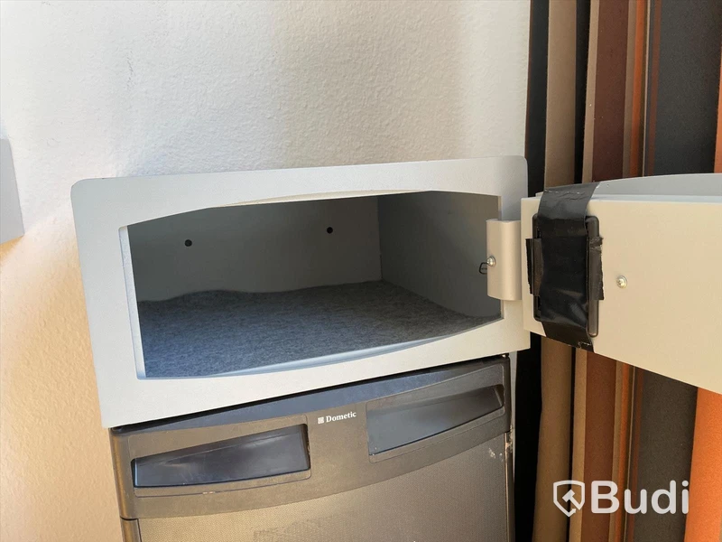 3st Bord, Matta, Väggfäst skrivbord, Gardiner, Kassaskåp, Kyl, Sideboard, Lampa, Garderob