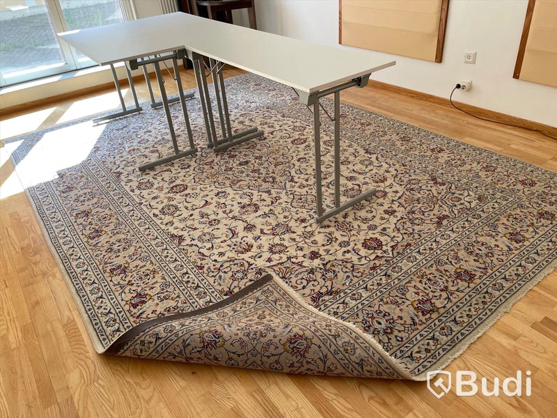 3st Bord, Matta, Väggfäst skrivbord, Gardiner, Kassaskåp, Kyl, Sideboard, Lampa, Garderob