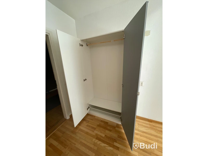 3st Bord, Matta, Väggfäst skrivbord, Gardiner, Kassaskåp, Kyl, Sideboard, Lampa, Garderob