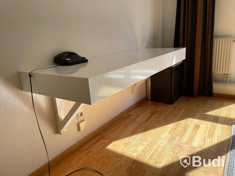 3st Bord, Matta, Väggfäst skrivbord, Gardiner, Kassaskåp, Kyl, Sideboard, Lampa, Garderob
