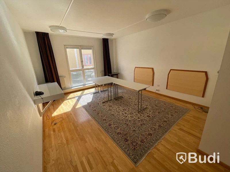 3st Bord, Matta, Väggfäst skrivbord, Gardiner, Kassaskåp, Kyl, Sideboard, Lampa, Garderob