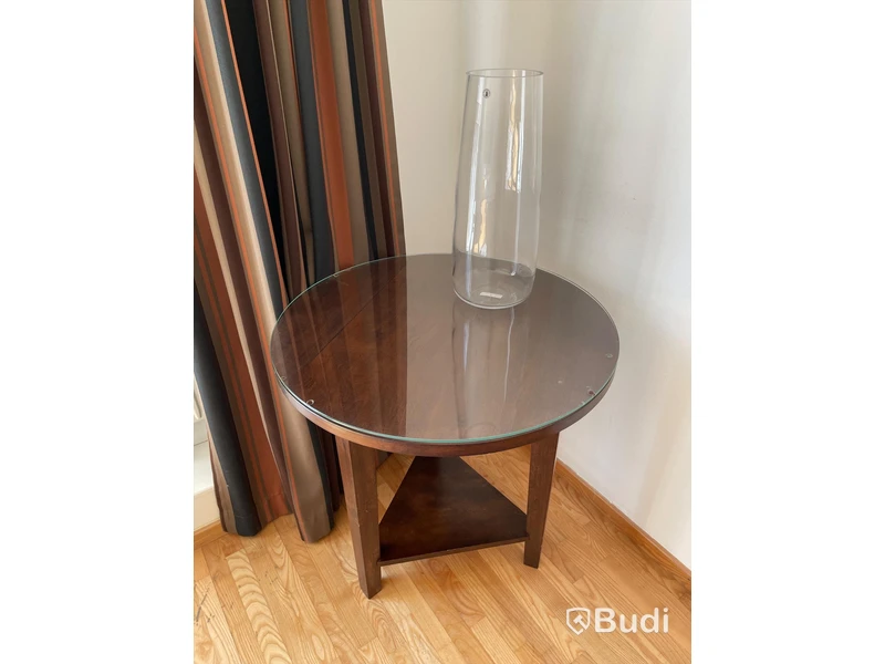 3st Bord, Matta, Väggfäst skrivbord, Gardiner, Kassaskåp, Kyl, Sideboard, Lampa, Garderob