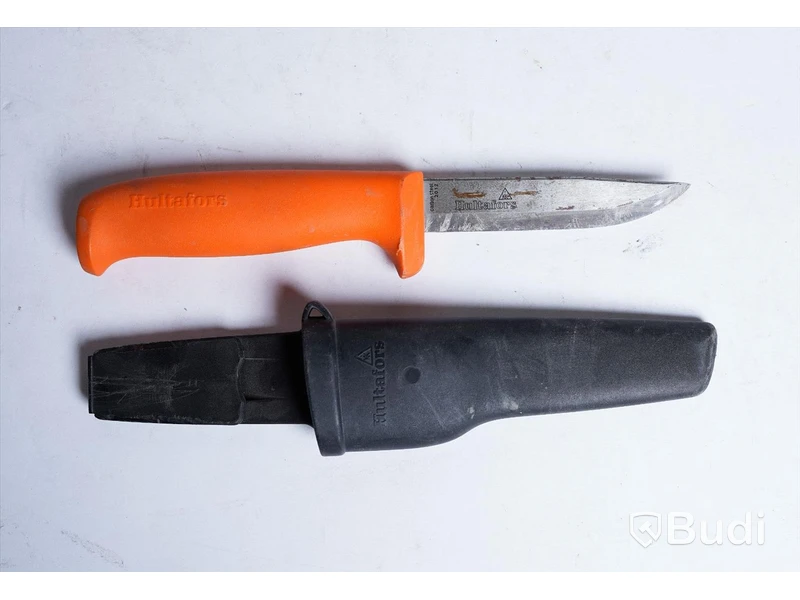 18 st knivar - Hultafors, 6 st stämkniv (gula) samt 12 st hantverkarkniv (orangea). OBS! tecken på användning