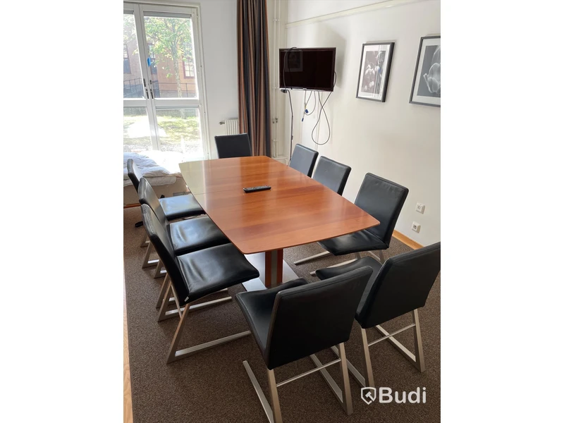 Rum 10 Konferenbord, 9st skinnstolar, matta, sängskåp, gardiner samt vägghängd Samsung TV 32 tum, Whiteboards
