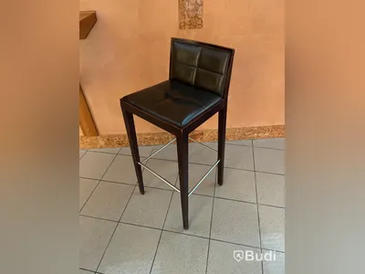 Vägghängt bord samt barstol