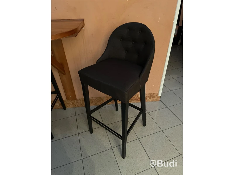 Vägghängt bord samt 2 st stolar