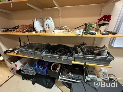 Div mediekablage, overheadprojektor, småkannor