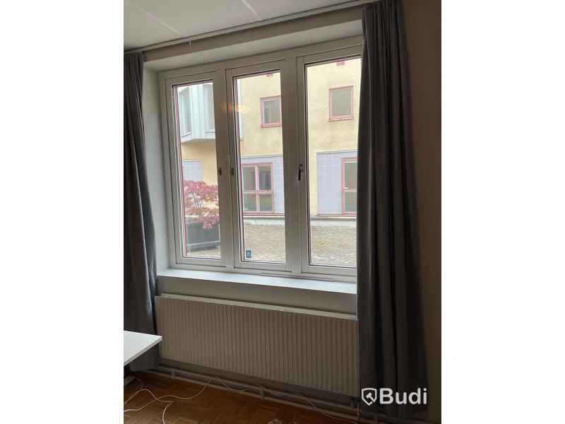 Matta, 4 st tavlor, gardiner, piedestal, klädmajor