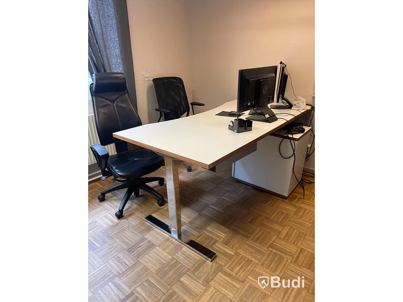 3 st skrivbord, 3 st kontorsstolar, rullfåtölj