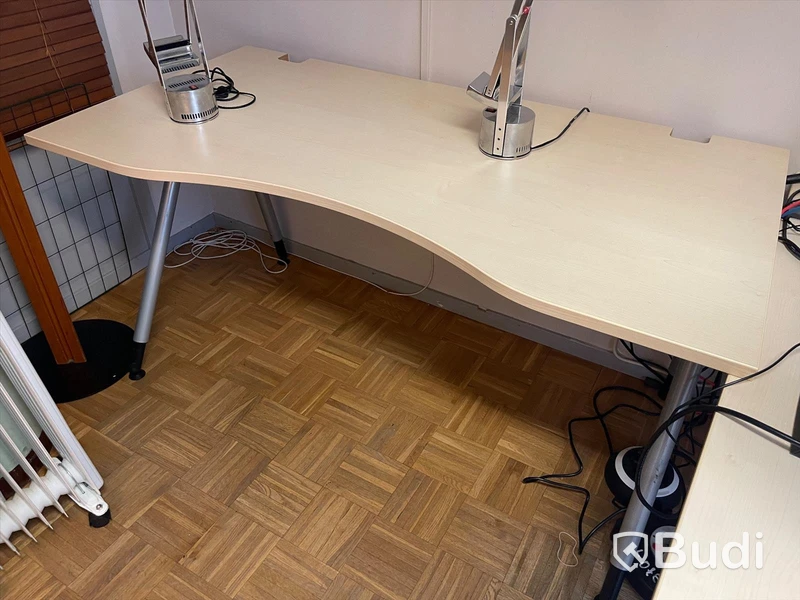 3 st skrivbord, 3 st kontorsstolar, rullfåtölj