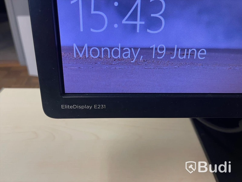 3 st skrivbord, 3 st kontorsstolar, rullfåtölj
