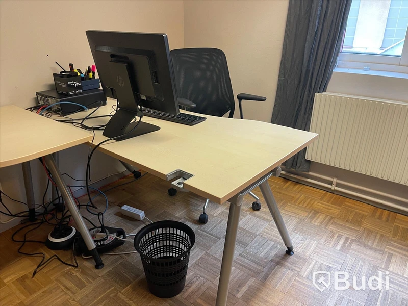 3 st skrivbord, 3 st kontorsstolar, rullfåtölj