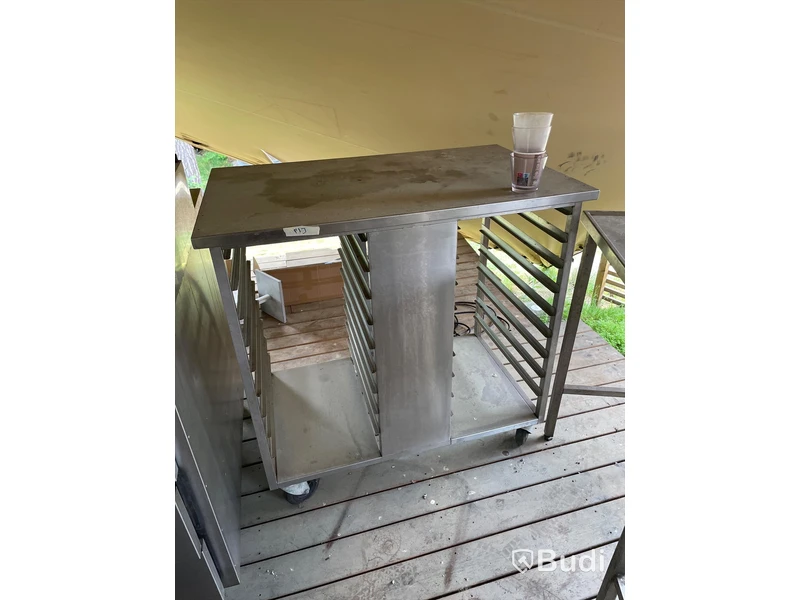 2 st rostfria bänkar (den ena med ho och andra med glasbacksfack)