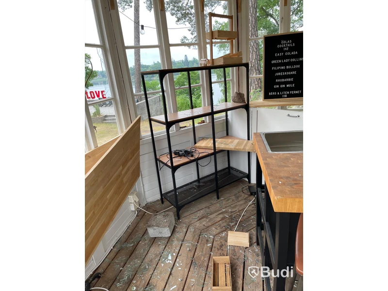 I lusthuset, 3 st skinnpallar samt cafébord, 2 st hyllor, köksö OBS! Saknar ho