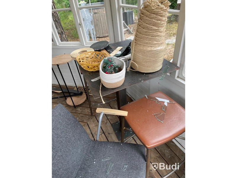 I lusthuset, 3 st skinnpallar samt cafébord, 2 st hyllor, köksö OBS! Saknar ho
