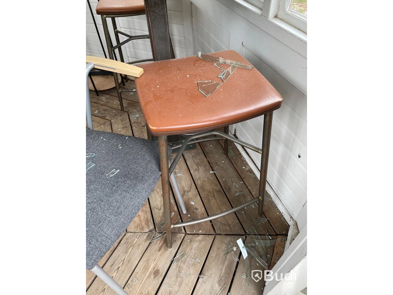 I lusthuset, 3 st skinnpallar samt cafébord, 2 st hyllor, köksö OBS! Saknar ho