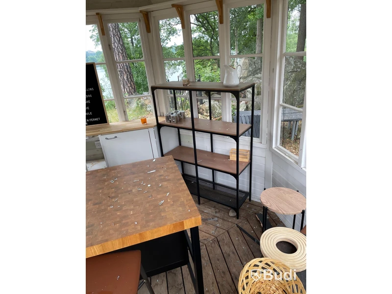 I lusthuset, 3 st skinnpallar samt cafébord, 2 st hyllor, köksö OBS! Saknar ho