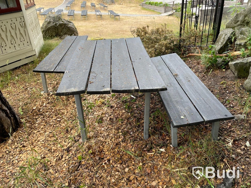 Bord samt 2 st parkbänkar
