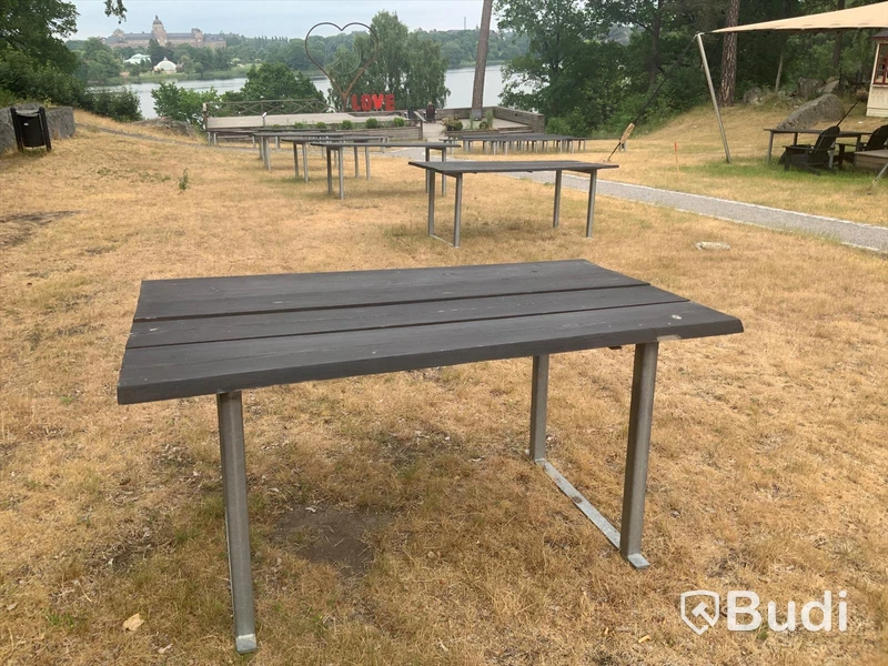 8 st bord samt 26 st parkbänkar