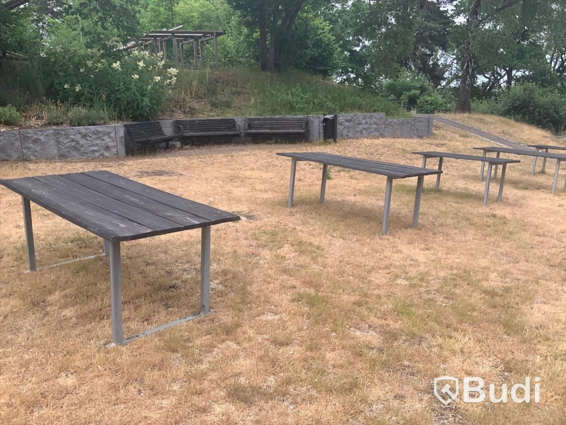 8 st bord samt 26 st parkbänkar