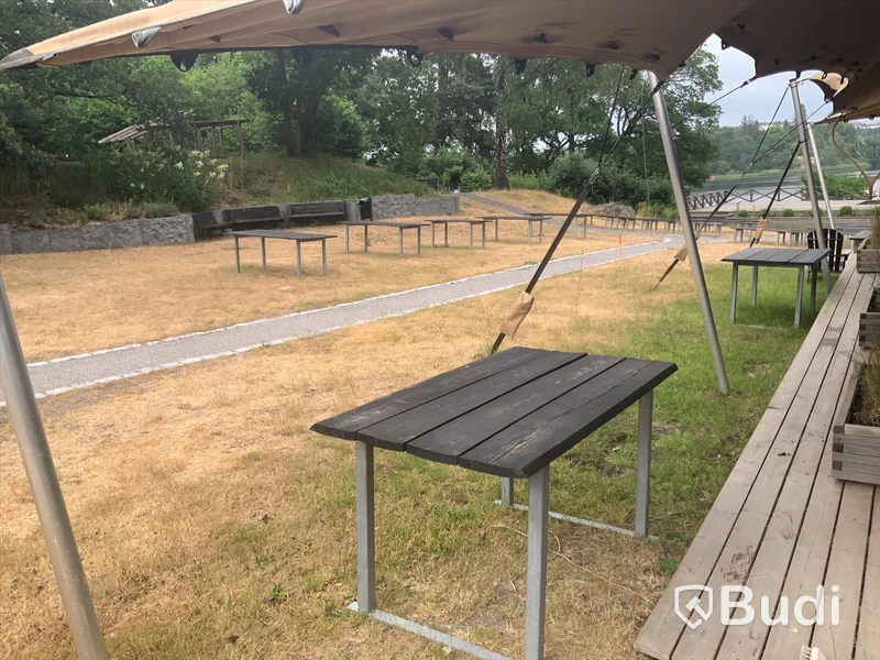8 st bord samt 26 st parkbänkar
