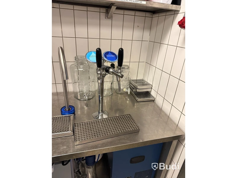 Dubbel dryckesfontän med kompressor och två tappar.