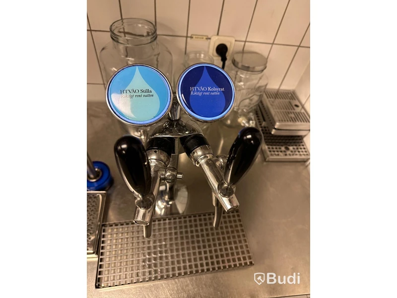 Dubbel dryckesfontän med kompressor och två tappar.