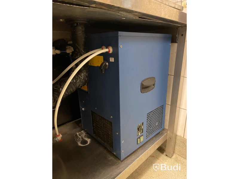 Dubbel dryckesfontän med kompressor och två tappar.