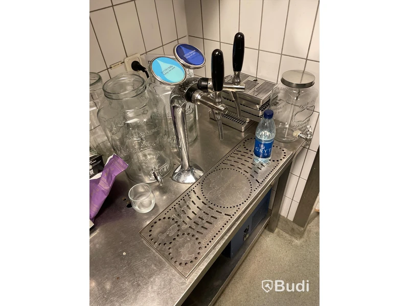Dubbel dryckesfontän med kompressor och två tappar.