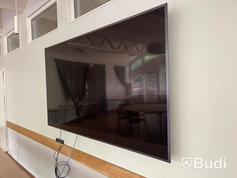 10st Fällbord, 4 små bord, 7st stora runda bord, 42 st stolar EFG, Gardiner, 2st barstolar, TV SONY