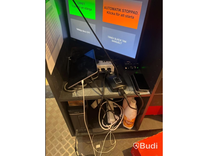Ljud- och ljusanläggning inkl. stationär dator och iPad för ljudhantering, samt 3 st baslådor